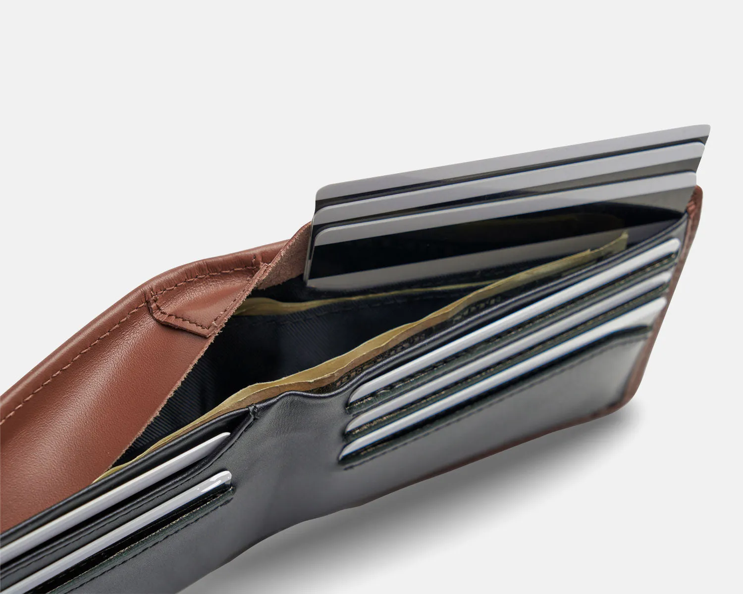 Classic Edition Bifold Men's Wallet - Image 18