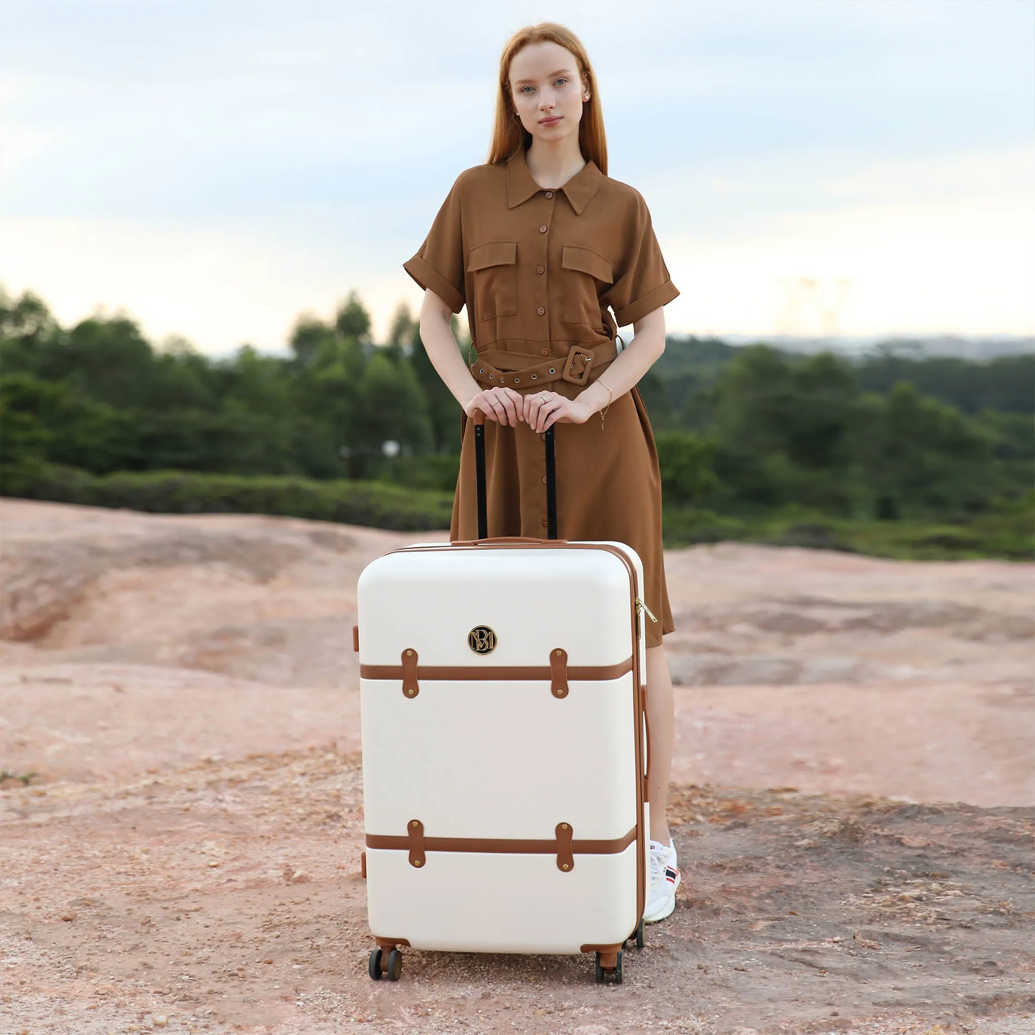 Grace Expandable 25" Medium Checked Retro Suitcase - Image 11